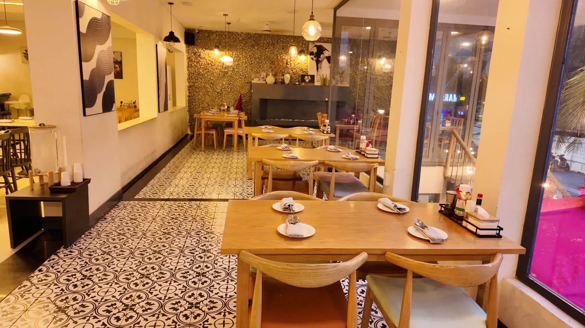 Bàn ăn được bày sẵn trên nền gạch hoa.