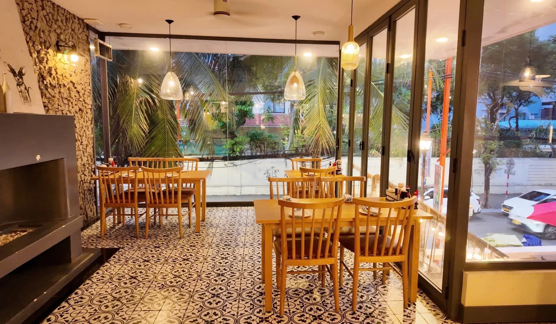 Những bàn ăn bên cửa sổ nhìn ra sân hiên.