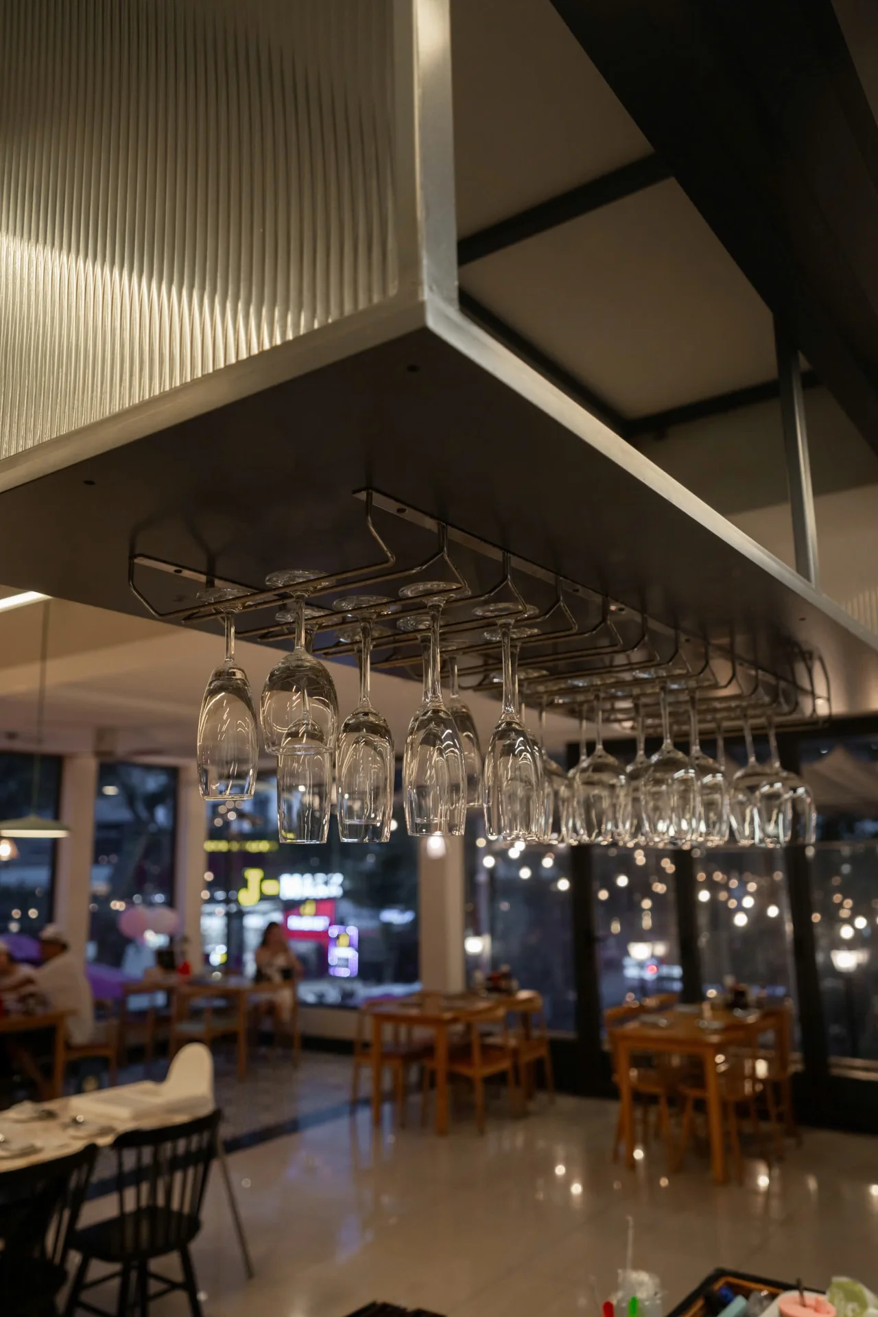 Những ly rượu treo phía trên quầy bar PAPIS.