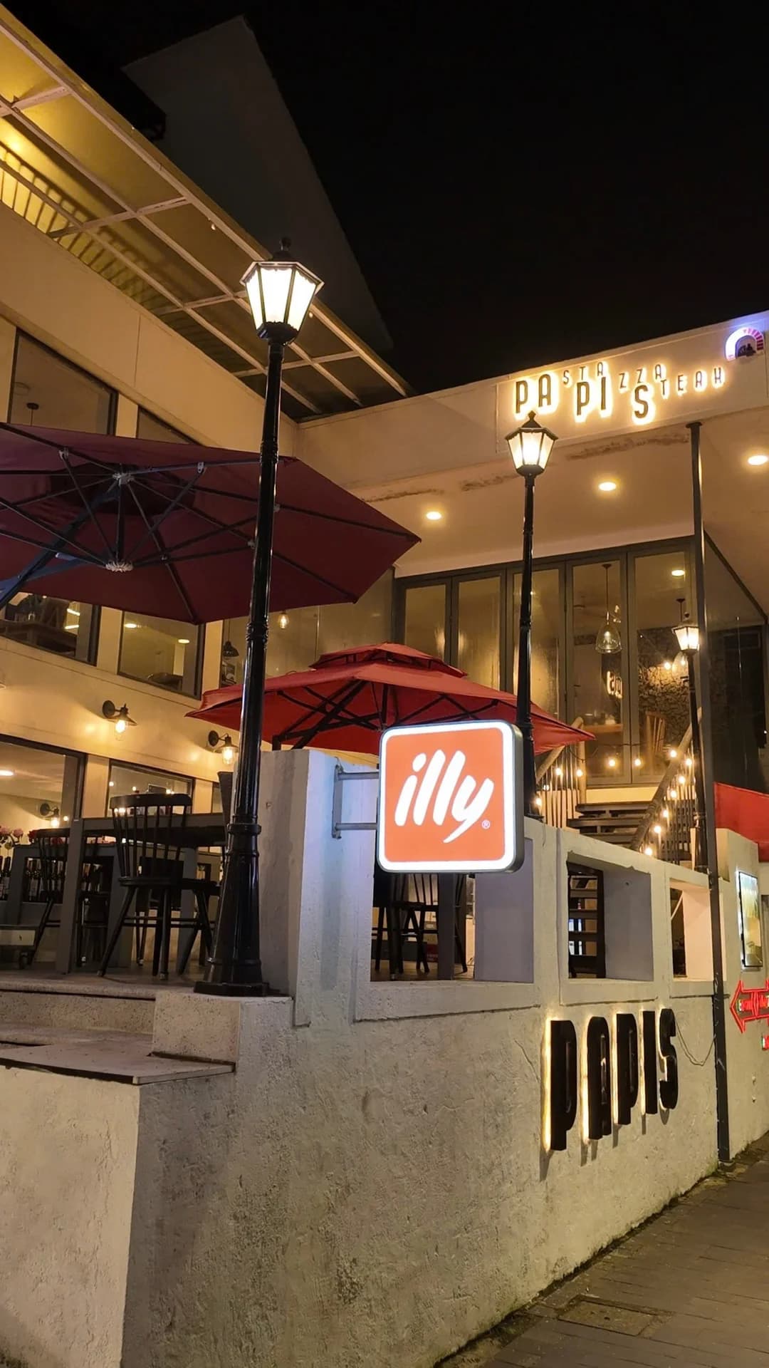 Lối vào PAPIS và quầy cà phê vào ban đêm.