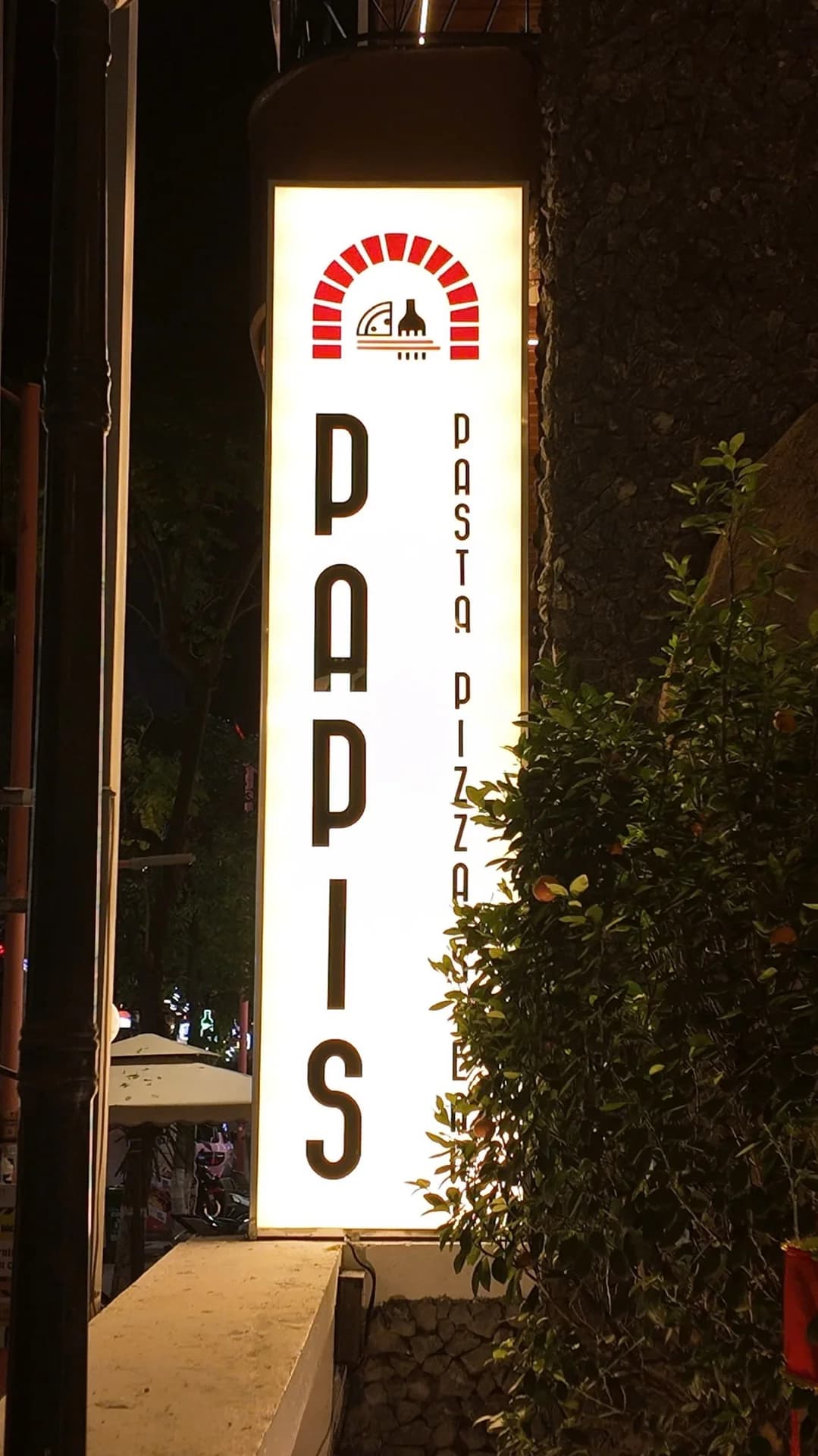 Biển hiệu PAPIS dạng đứng sáng đèn.